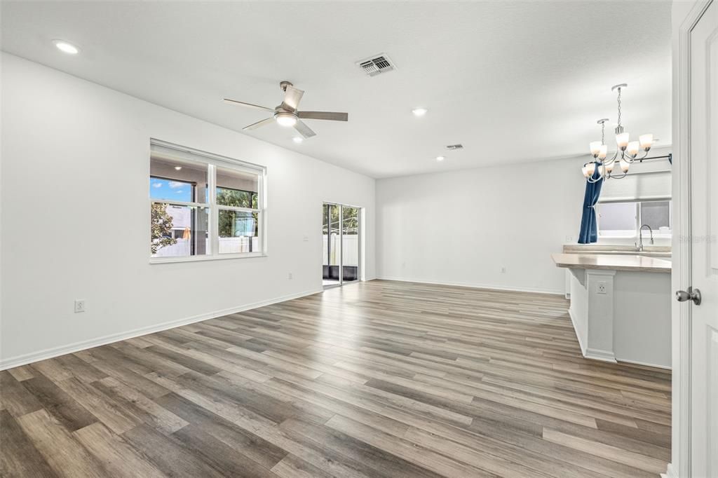 На продажу: $329,999 (4 спален, 2 ванн, 1701 Квадратных фут)