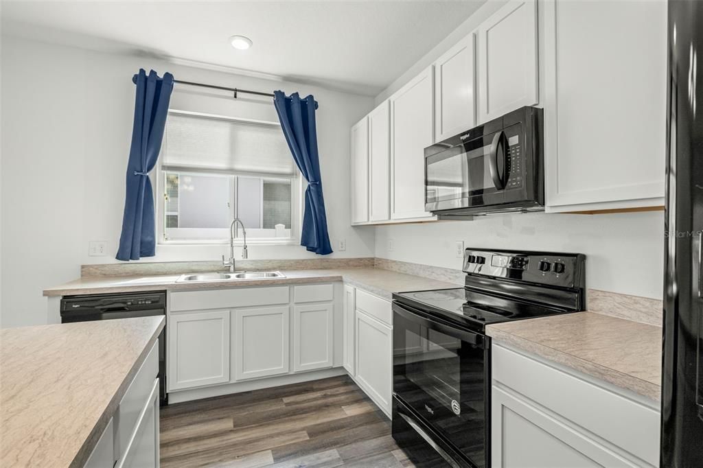 На продажу: $329,999 (4 спален, 2 ванн, 1701 Квадратных фут)