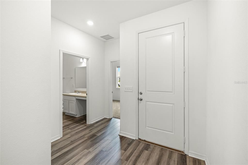 На продажу: $329,999 (4 спален, 2 ванн, 1701 Квадратных фут)