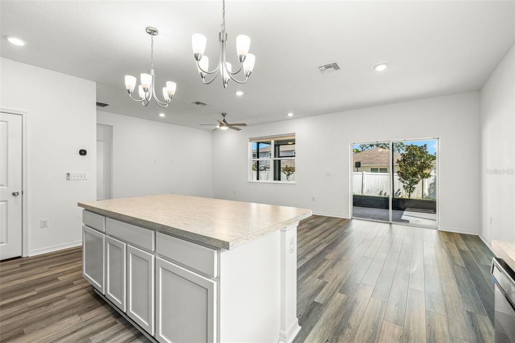 На продажу: $329,999 (4 спален, 2 ванн, 1701 Квадратных фут)