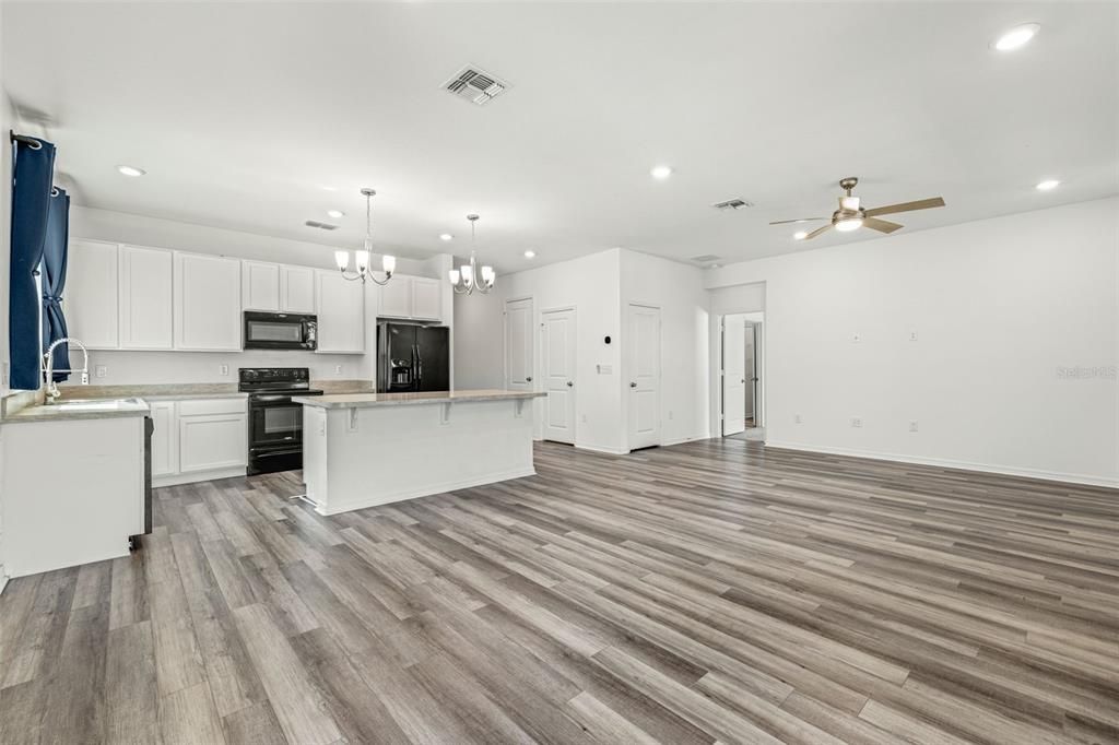 На продажу: $329,999 (4 спален, 2 ванн, 1701 Квадратных фут)