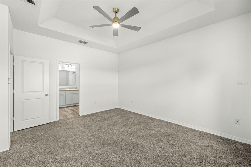 На продажу: $329,999 (4 спален, 2 ванн, 1701 Квадратных фут)