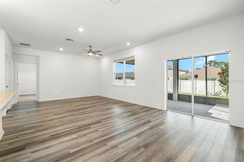 На продажу: $329,999 (4 спален, 2 ванн, 1701 Квадратных фут)