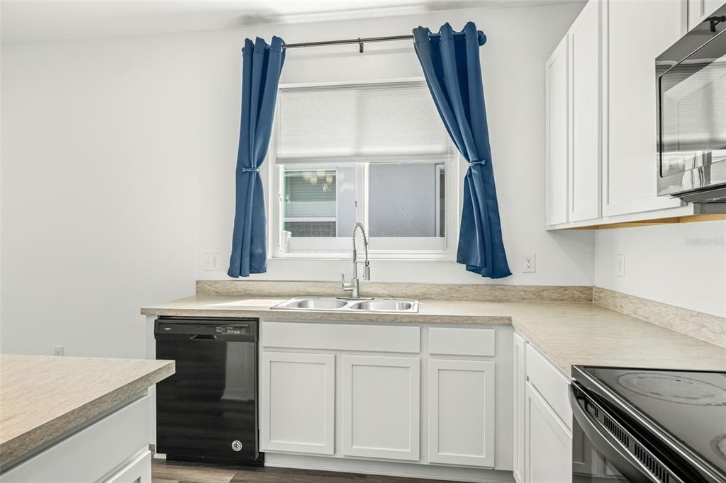 На продажу: $329,999 (4 спален, 2 ванн, 1701 Квадратных фут)