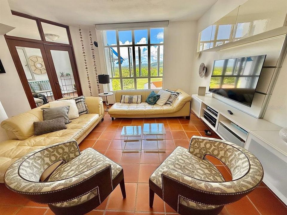 For Sale: $795,000 (3 beds, 3 baths, 1740 Square Feet)