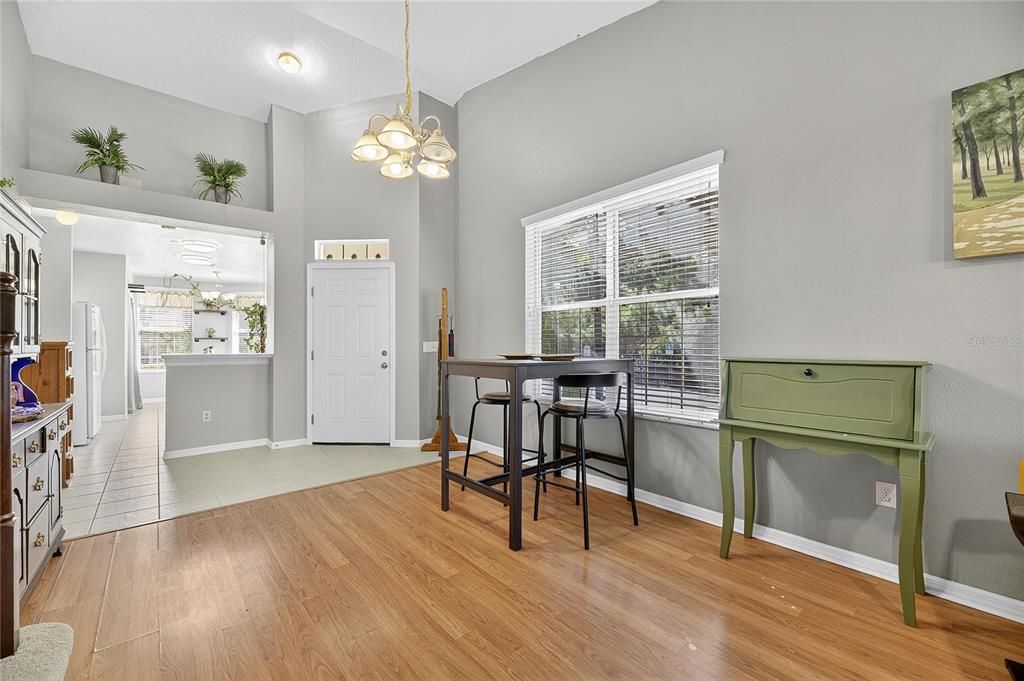 Под контрактом: $235,000 (3 спален, 2 ванн, 1565 Квадратных фут)