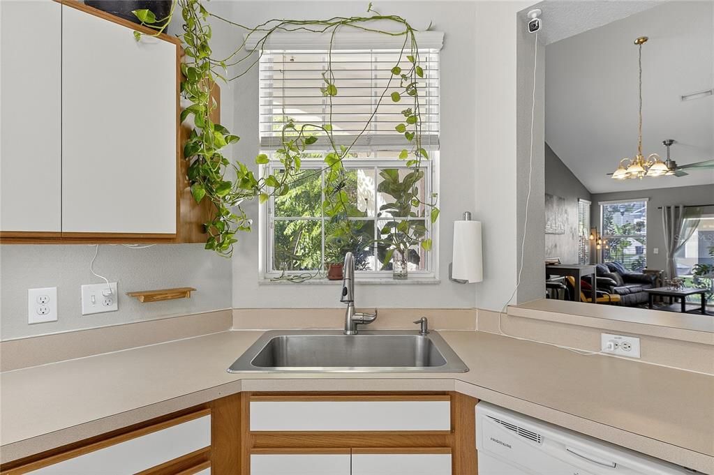 Под контрактом: $235,000 (3 спален, 2 ванн, 1565 Квадратных фут)