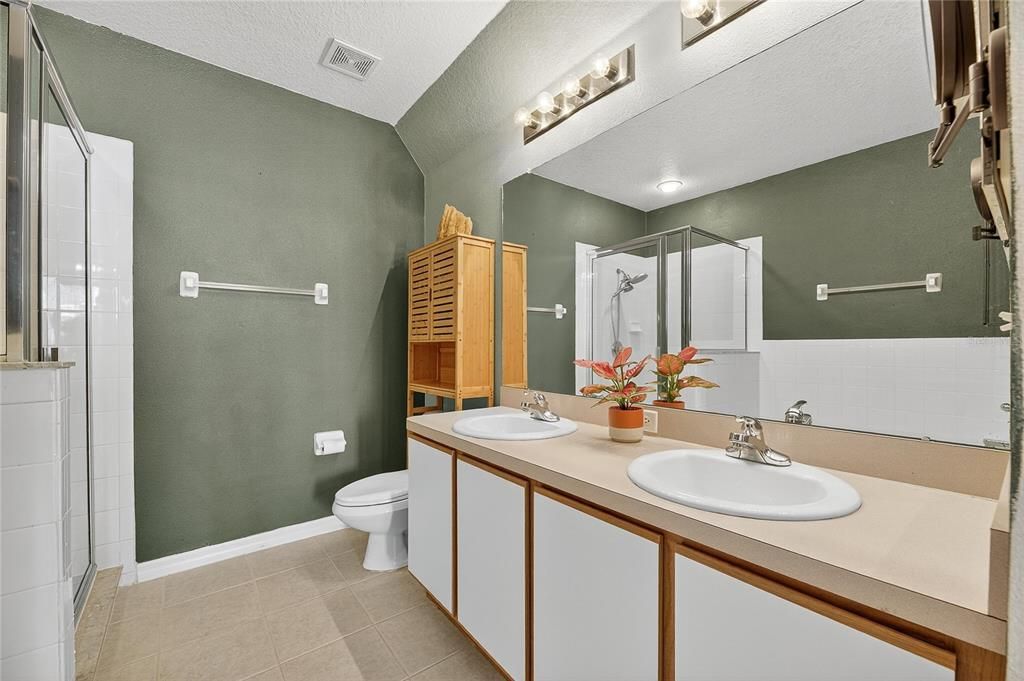 Под контрактом: $235,000 (3 спален, 2 ванн, 1565 Квадратных фут)