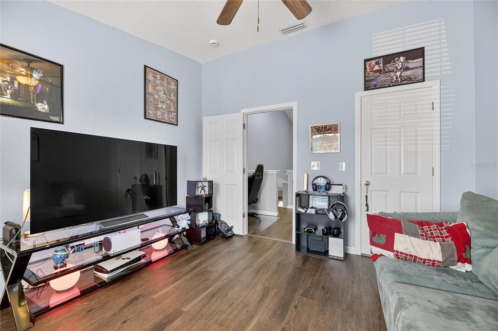 Под контрактом: $235,000 (3 спален, 2 ванн, 1565 Квадратных фут)