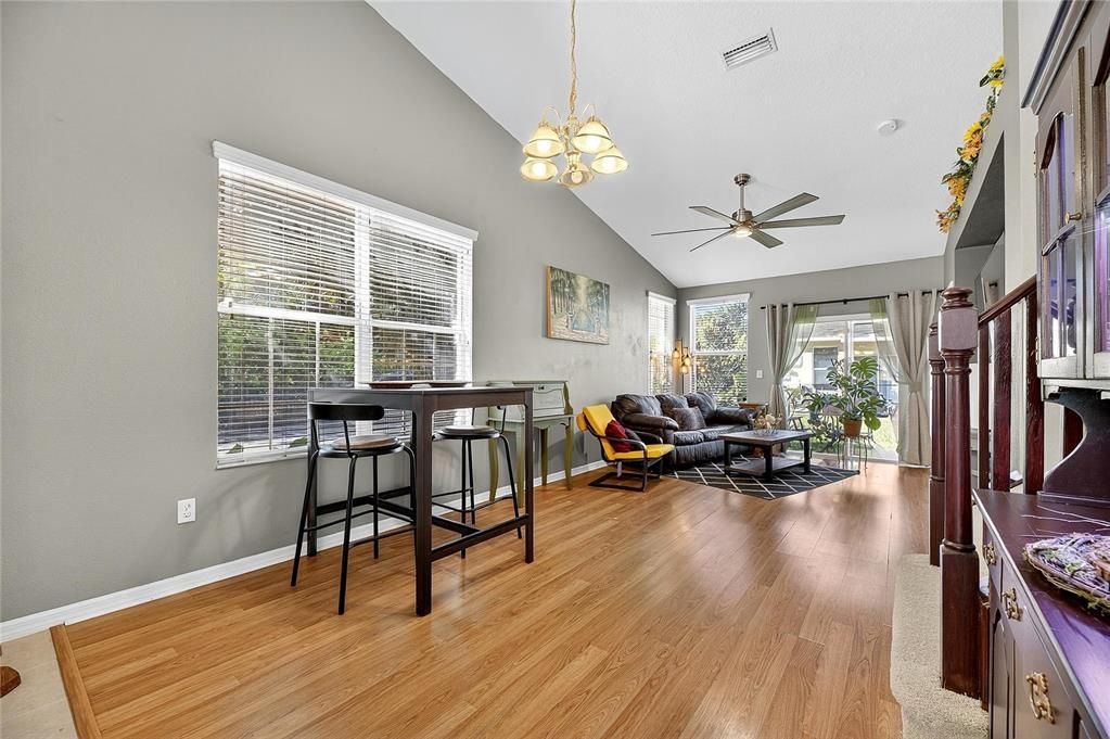 Под контрактом: $235,000 (3 спален, 2 ванн, 1565 Квадратных фут)