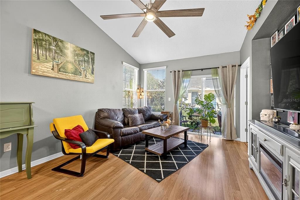 Под контрактом: $235,000 (3 спален, 2 ванн, 1565 Квадратных фут)