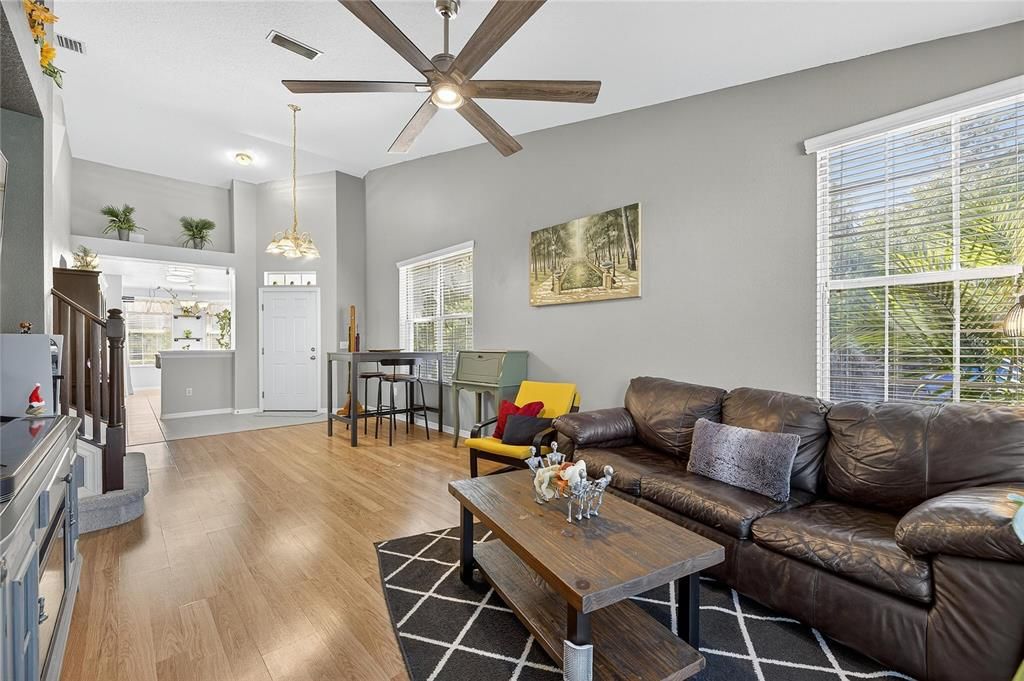 Под контрактом: $235,000 (3 спален, 2 ванн, 1565 Квадратных фут)