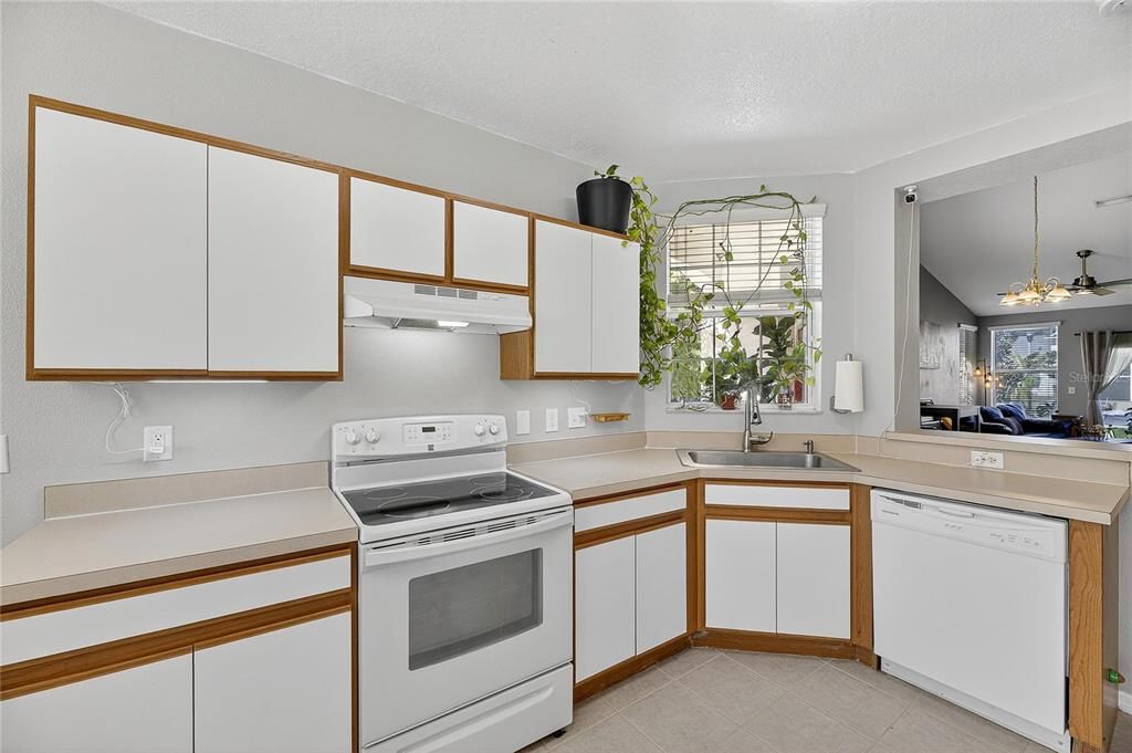 Под контрактом: $235,000 (3 спален, 2 ванн, 1565 Квадратных фут)