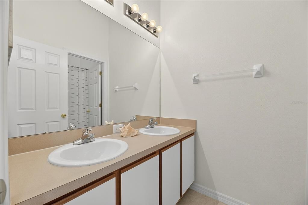 Под контрактом: $235,000 (3 спален, 2 ванн, 1565 Квадратных фут)