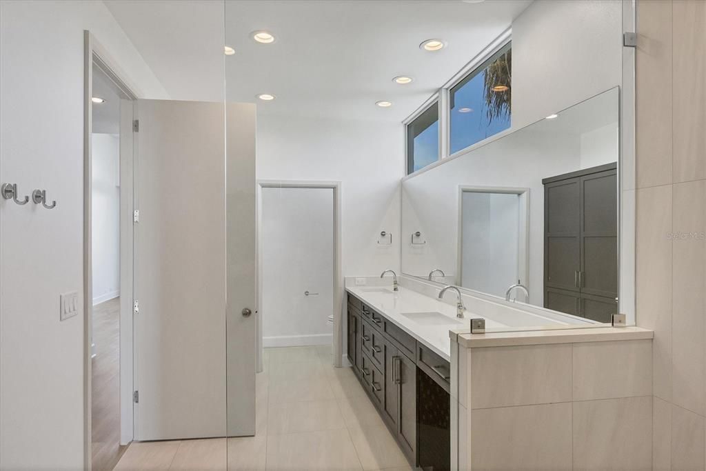 出租: $19,975 (4 贝兹, 4 浴室, 4236 平方英尺)