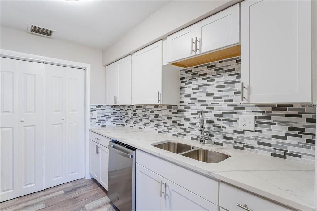 待售: $280,000 (2 贝兹, 2 浴室, 1242 平方英尺)