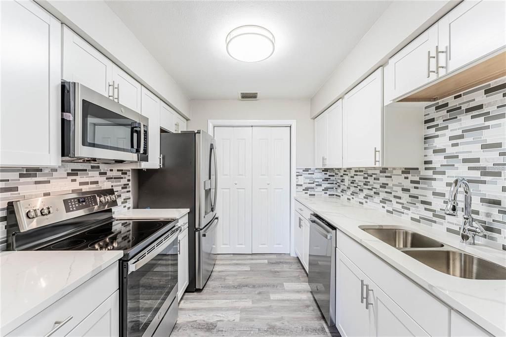 待售: $280,000 (2 贝兹, 2 浴室, 1242 平方英尺)