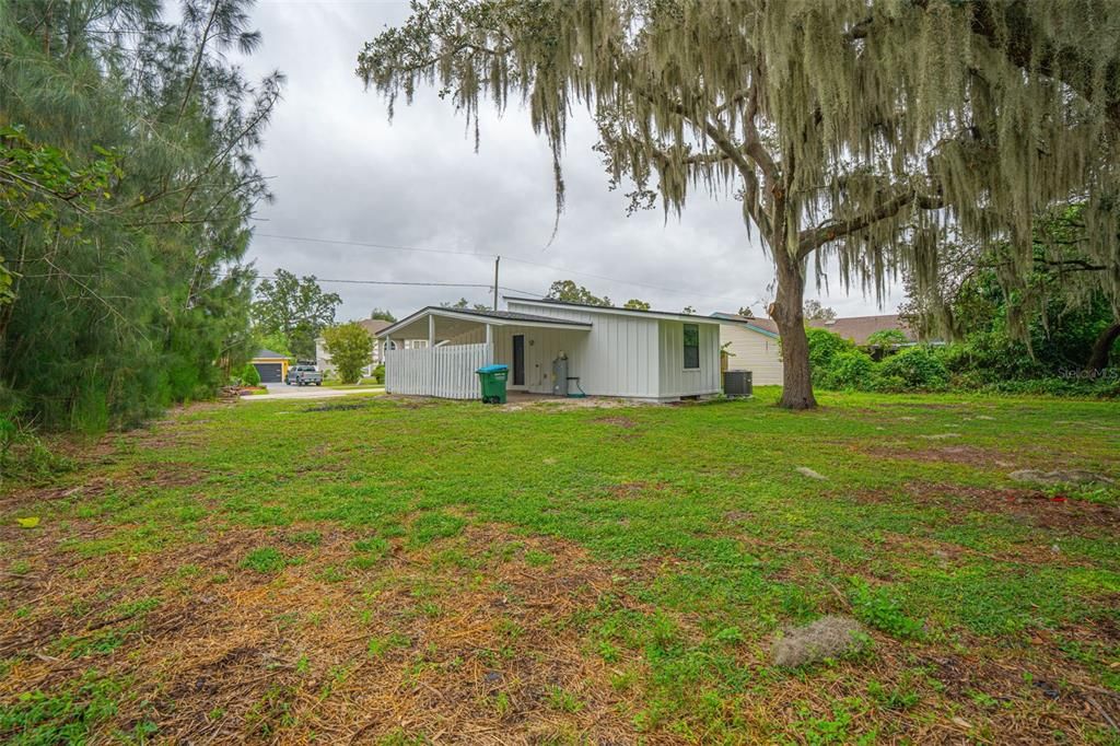 Active With Contract: $235,000 (2 beds, 2 baths, 811 Square Feet)