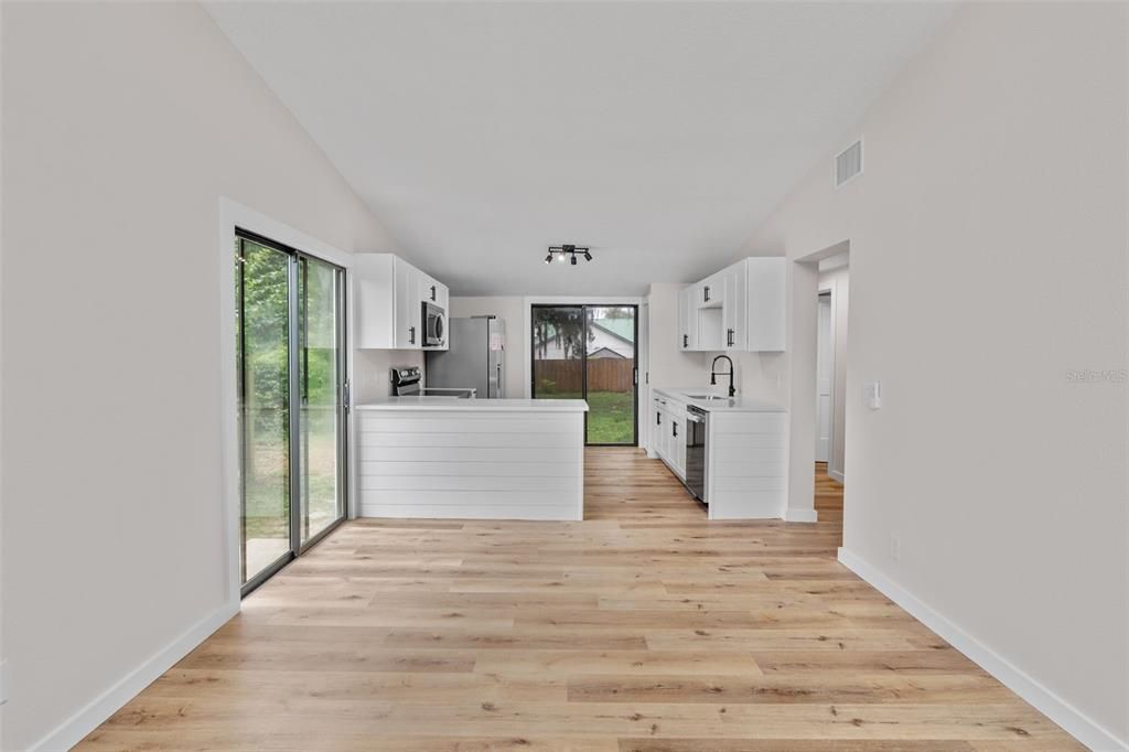 Active With Contract: $235,000 (2 beds, 2 baths, 811 Square Feet)