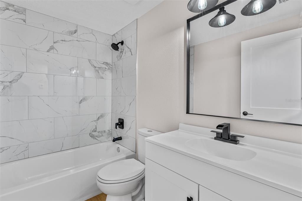 Active With Contract: $235,000 (2 beds, 2 baths, 811 Square Feet)