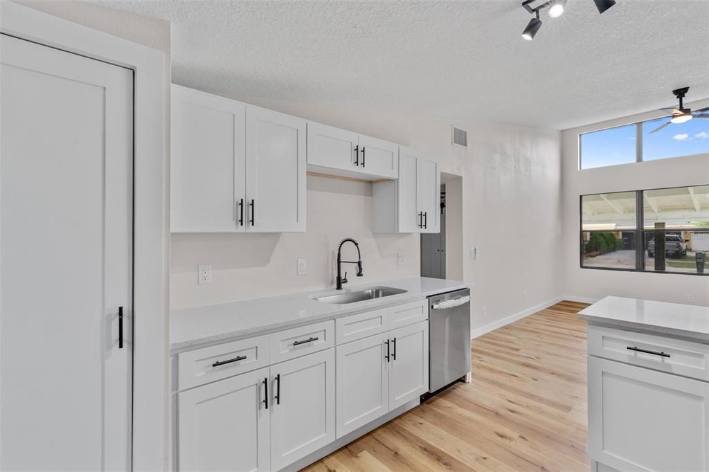 Active With Contract: $235,000 (2 beds, 2 baths, 811 Square Feet)