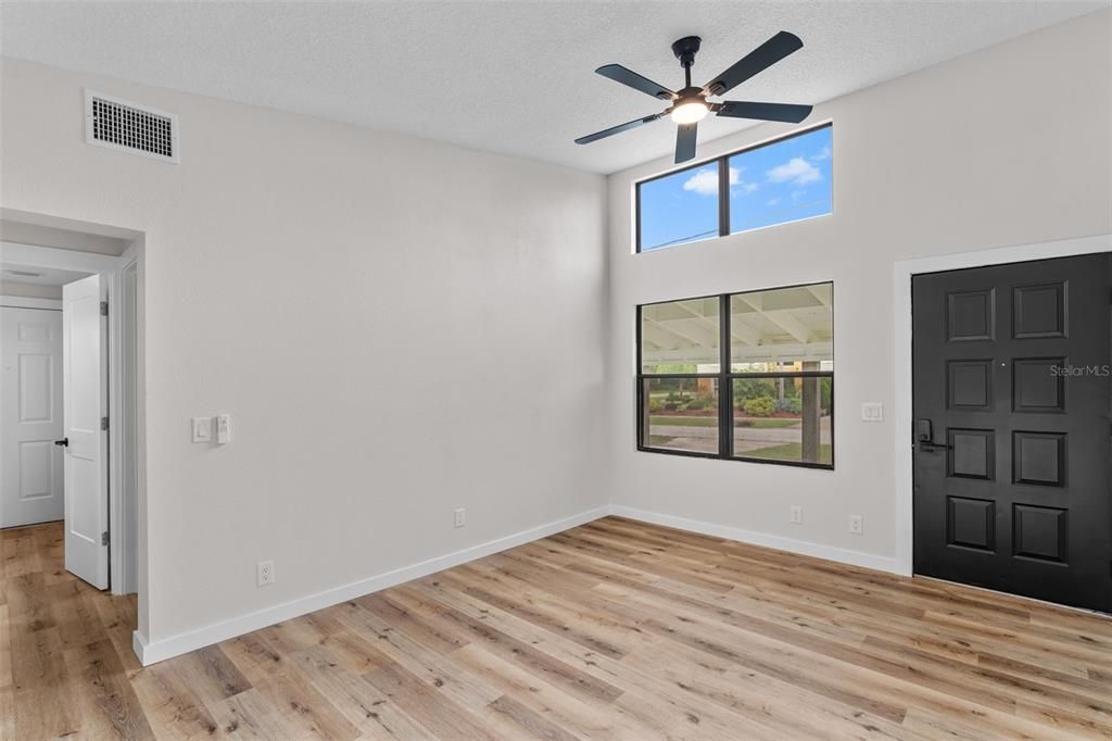 Active With Contract: $235,000 (2 beds, 2 baths, 811 Square Feet)