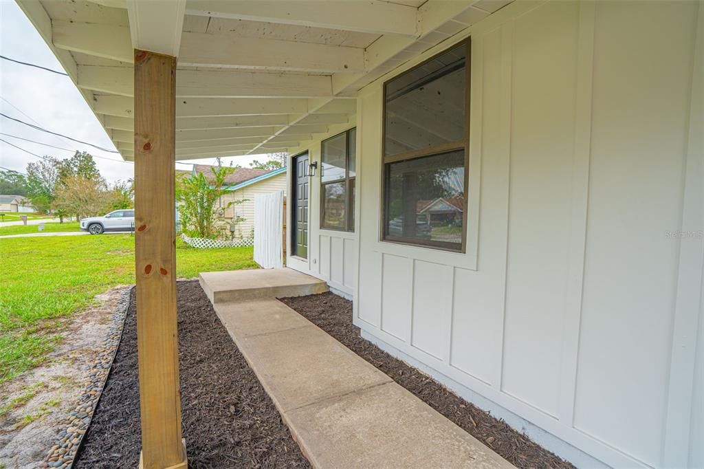 Active With Contract: $235,000 (2 beds, 2 baths, 811 Square Feet)