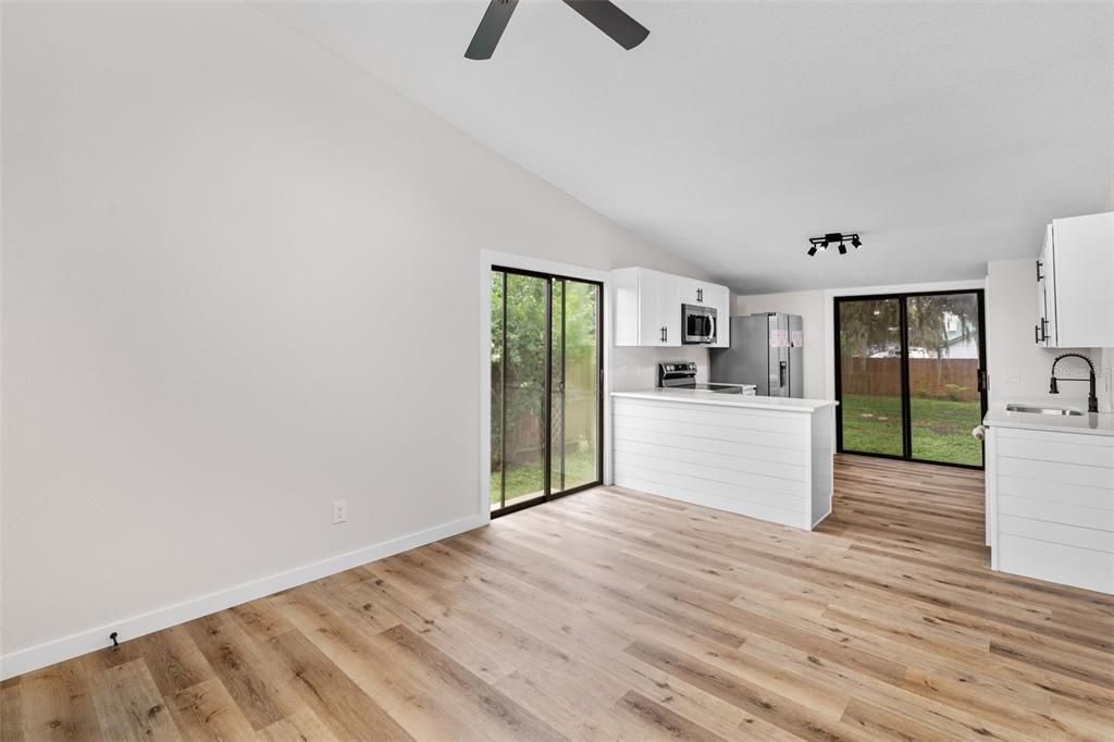 Active With Contract: $235,000 (2 beds, 2 baths, 811 Square Feet)