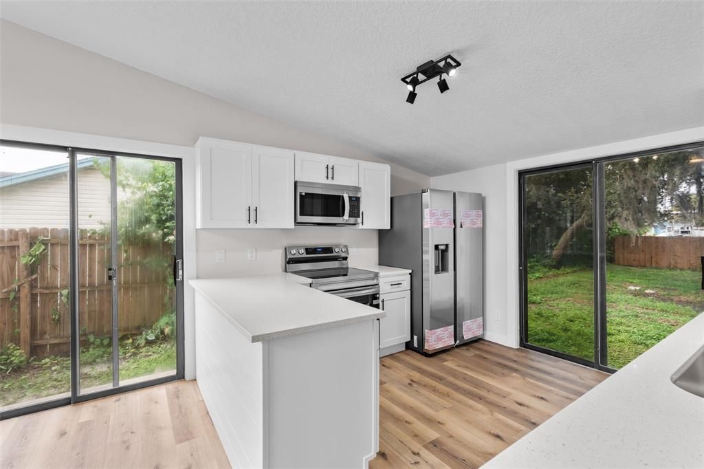 Active With Contract: $235,000 (2 beds, 2 baths, 811 Square Feet)