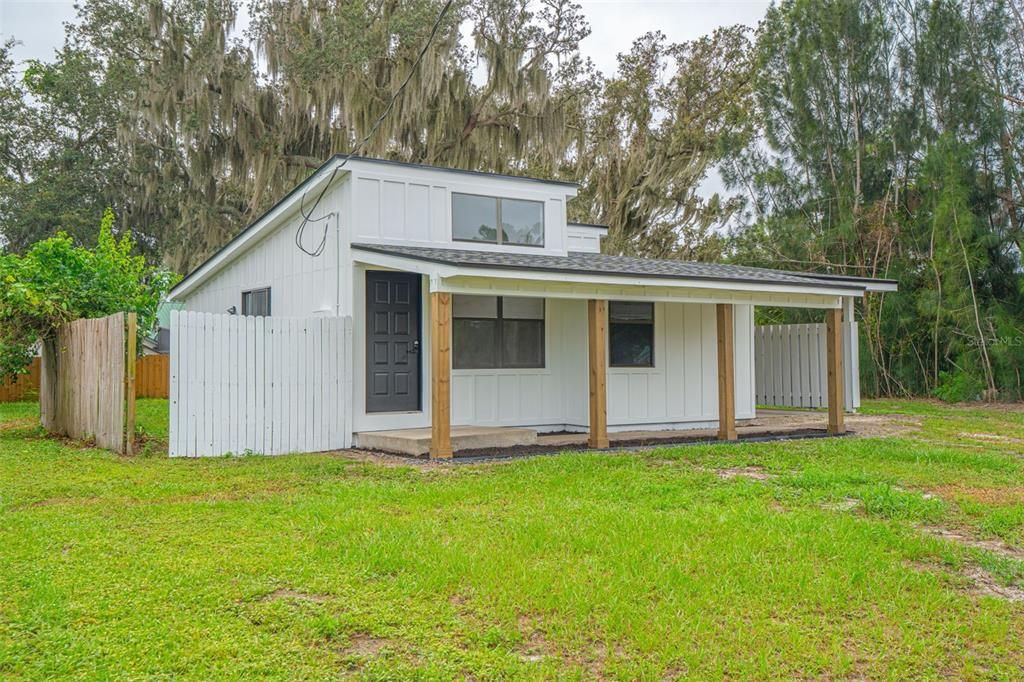 Active With Contract: $235,000 (2 beds, 2 baths, 811 Square Feet)