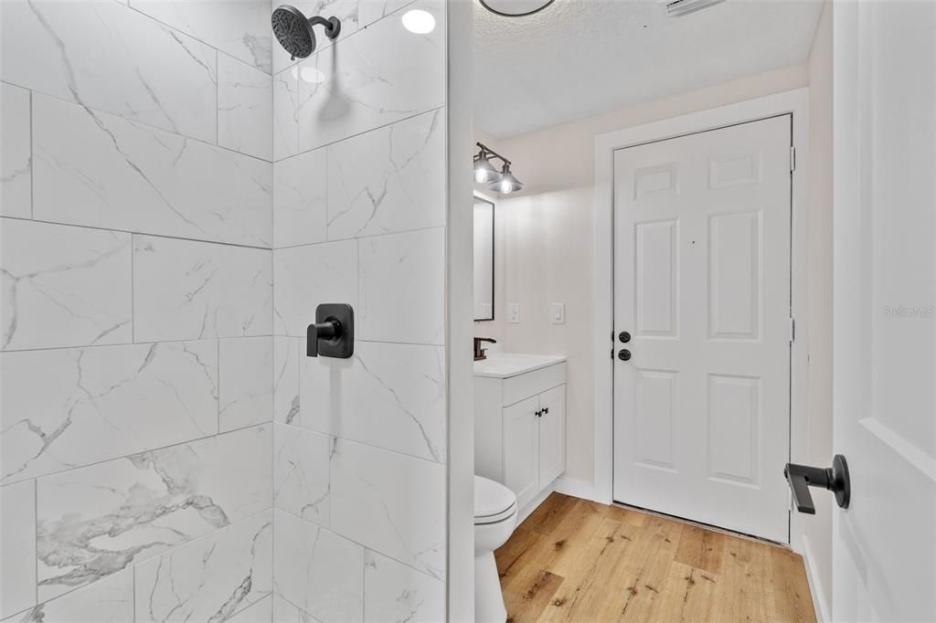 Active With Contract: $235,000 (2 beds, 2 baths, 811 Square Feet)