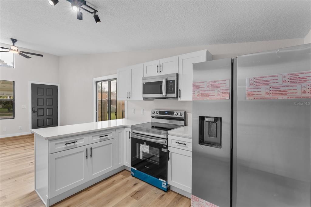 Active With Contract: $235,000 (2 beds, 2 baths, 811 Square Feet)