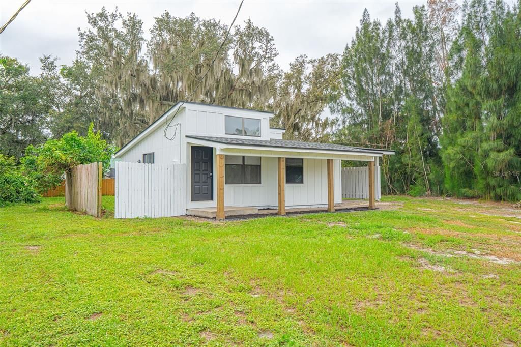 Active With Contract: $235,000 (2 beds, 2 baths, 811 Square Feet)