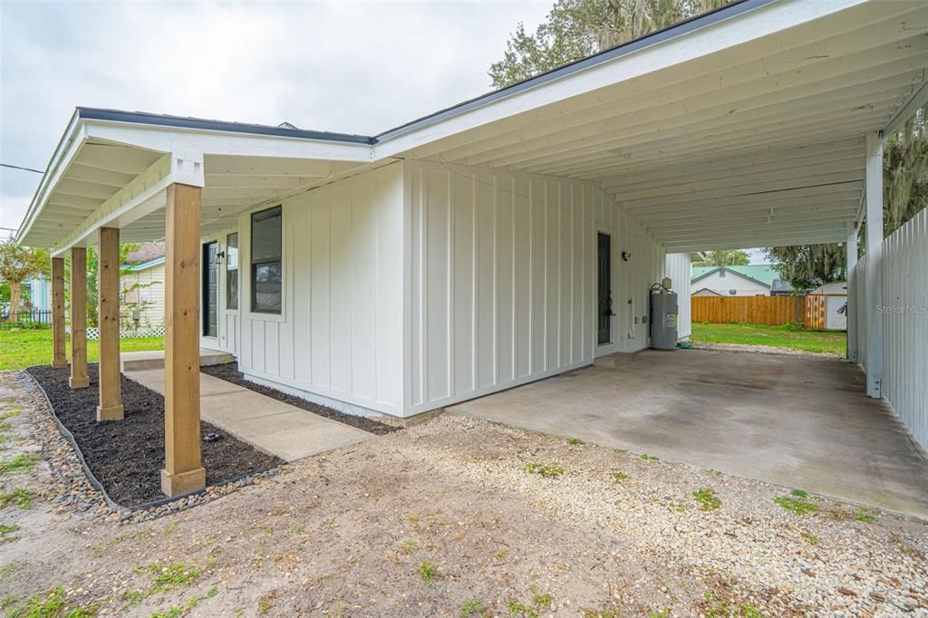 Active With Contract: $235,000 (2 beds, 2 baths, 811 Square Feet)