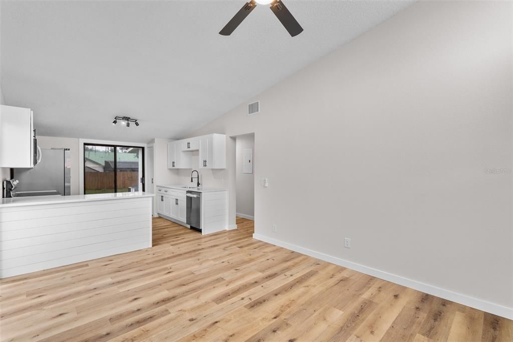 Active With Contract: $235,000 (2 beds, 2 baths, 811 Square Feet)