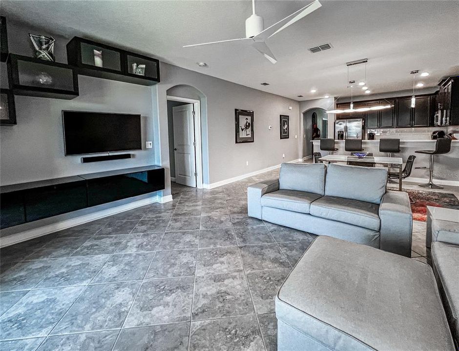 Activo con contrato: $339,900 (3 camas, 2 baños, 1854 Pies cuadrados)