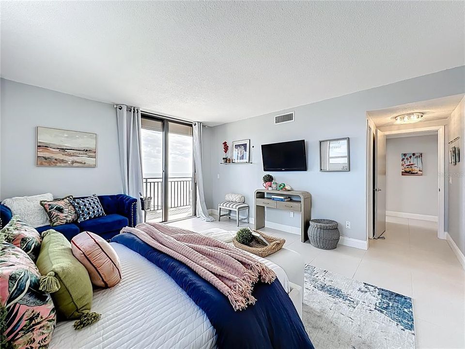 Active With Contract: $927,000 (2 beds, 2 baths, 1420 Square Feet)