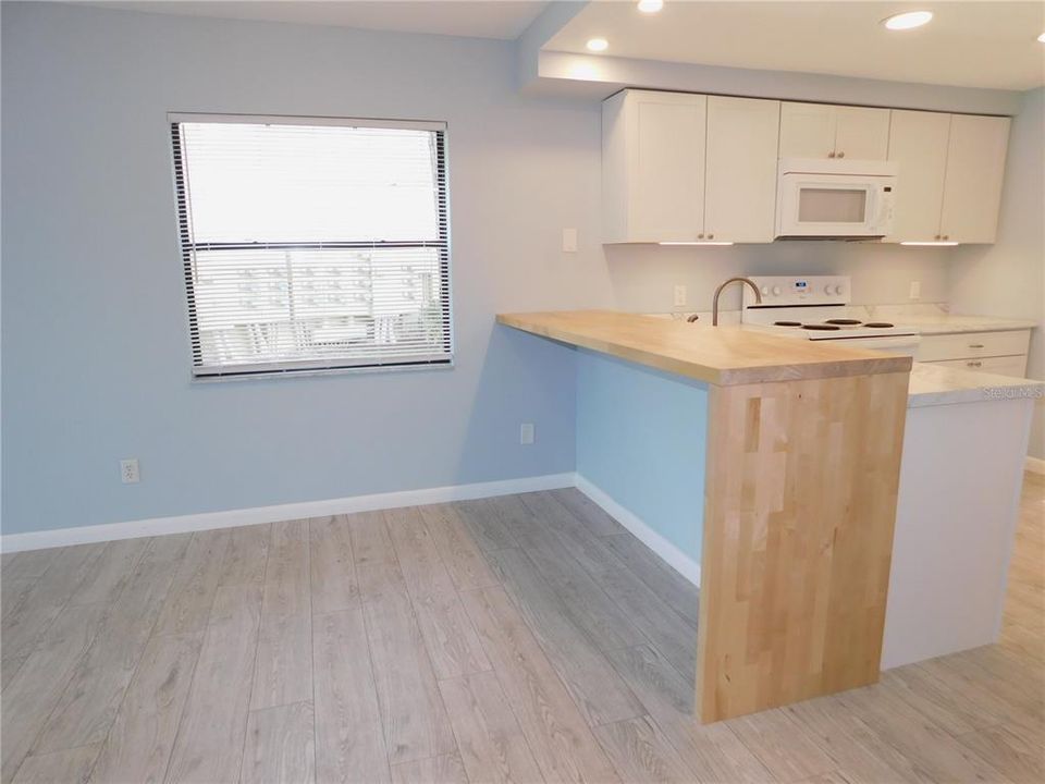 Active With Contract: $1,800 (2 beds, 2 baths, 924 Square Feet)