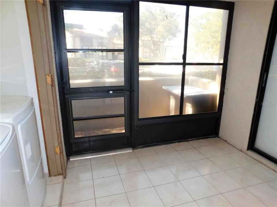 Active With Contract: $1,800 (2 beds, 2 baths, 924 Square Feet)