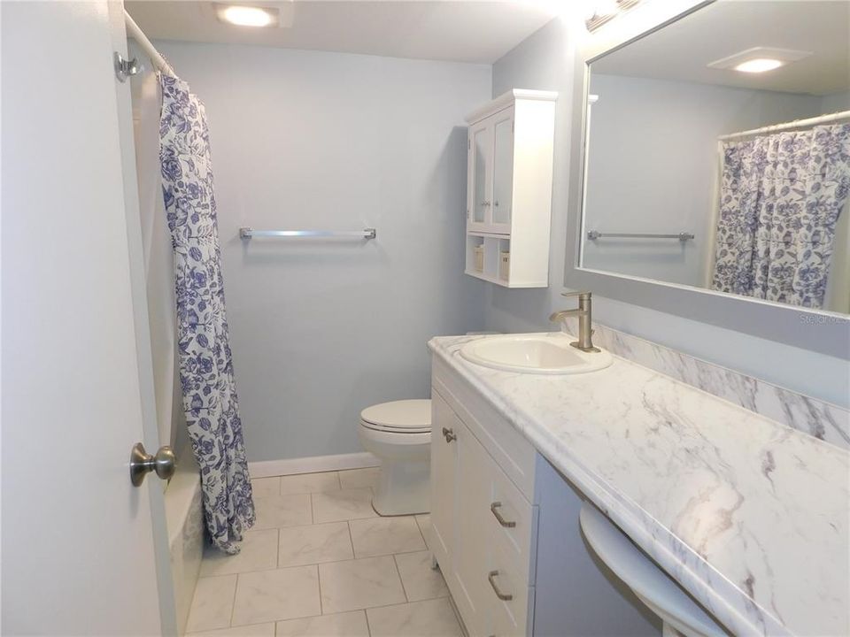 Active With Contract: $1,800 (2 beds, 2 baths, 924 Square Feet)
