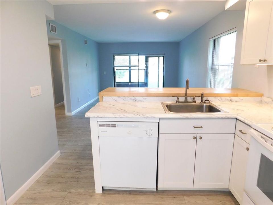 Active With Contract: $1,800 (2 beds, 2 baths, 924 Square Feet)