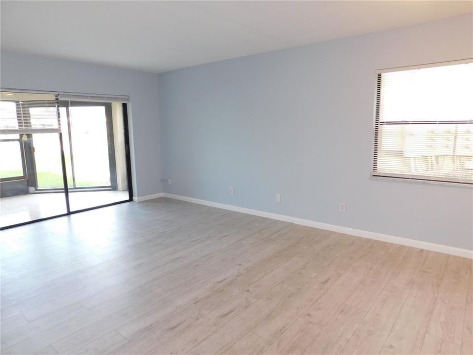 Active With Contract: $1,800 (2 beds, 2 baths, 924 Square Feet)