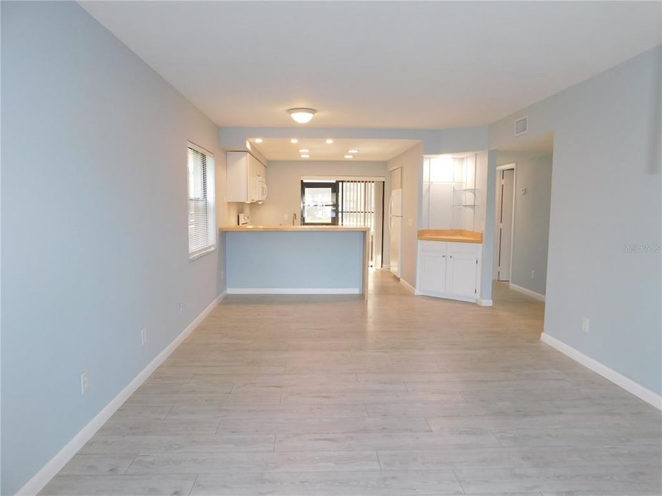 Active With Contract: $1,800 (2 beds, 2 baths, 924 Square Feet)