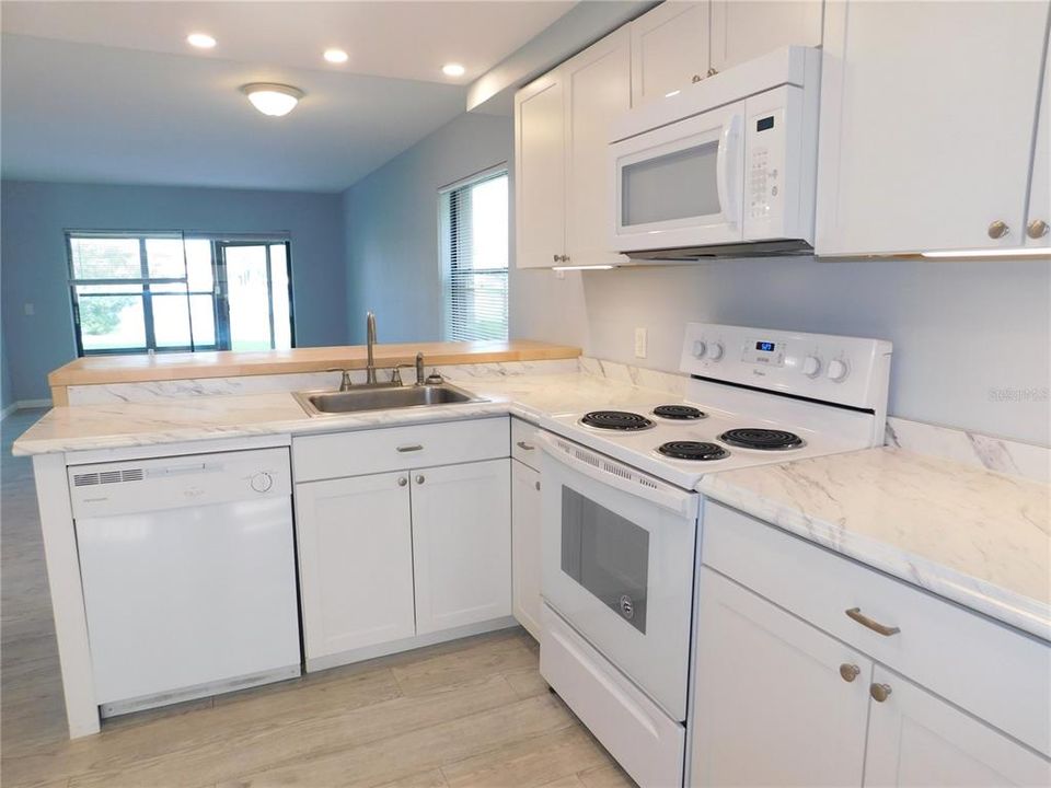 Active With Contract: $1,800 (2 beds, 2 baths, 924 Square Feet)