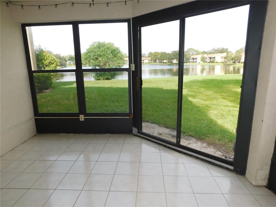 Active With Contract: $1,800 (2 beds, 2 baths, 924 Square Feet)