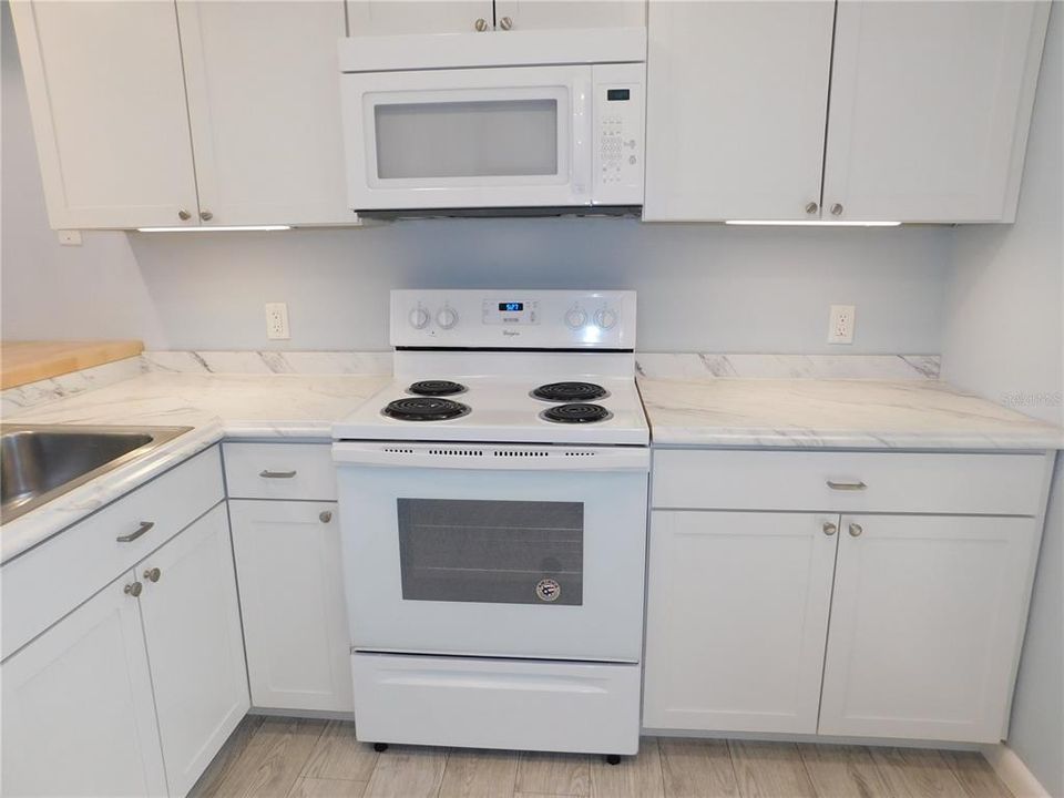 Active With Contract: $1,800 (2 beds, 2 baths, 924 Square Feet)