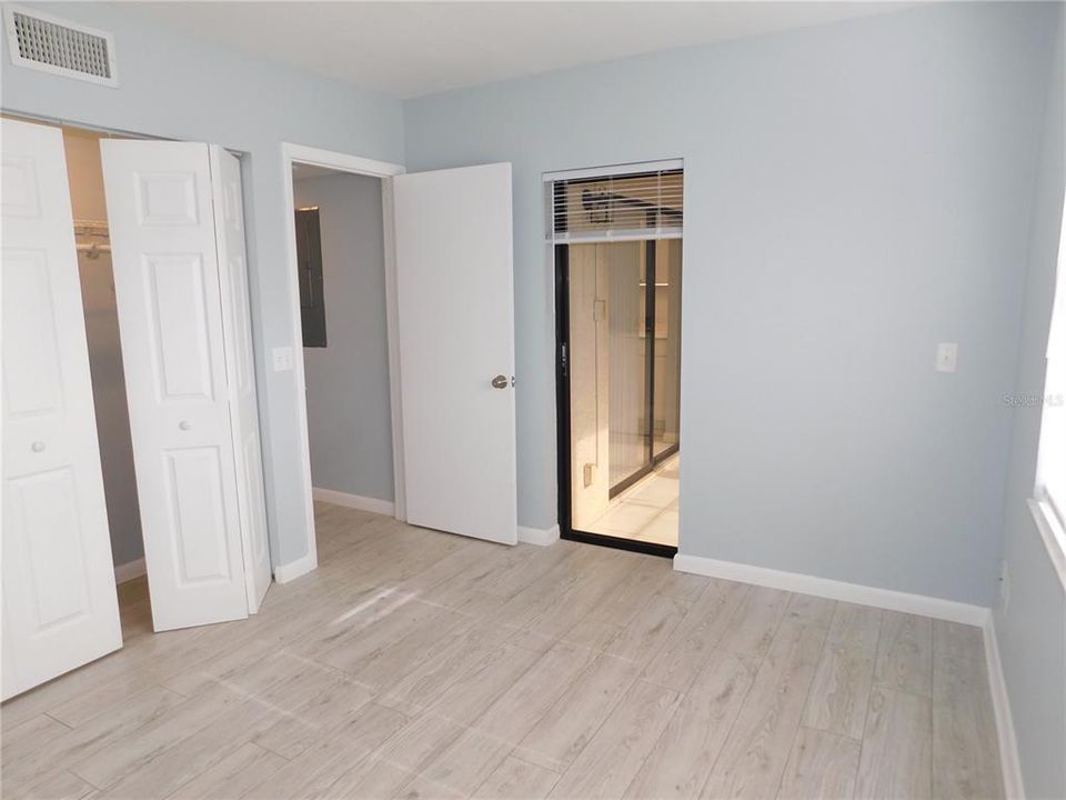 Active With Contract: $1,800 (2 beds, 2 baths, 924 Square Feet)
