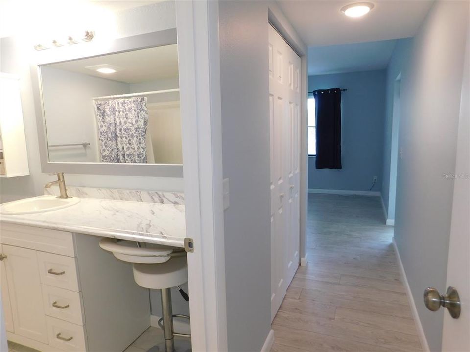 Active With Contract: $1,800 (2 beds, 2 baths, 924 Square Feet)