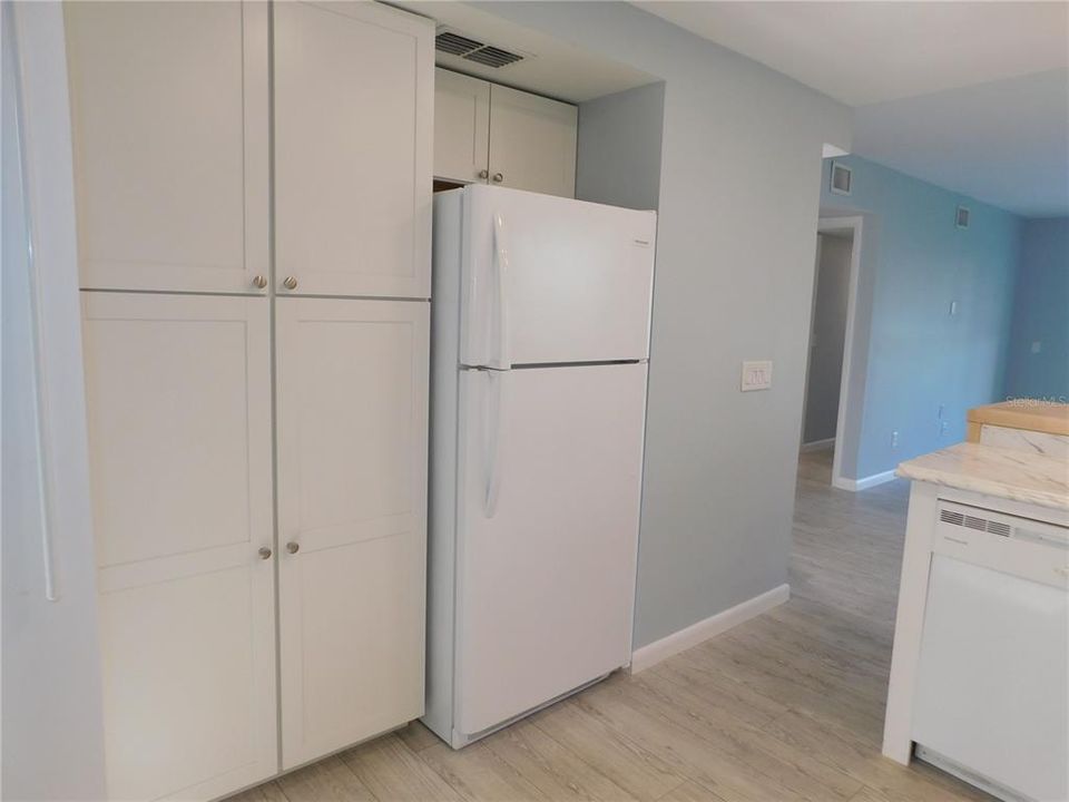 Active With Contract: $1,800 (2 beds, 2 baths, 924 Square Feet)