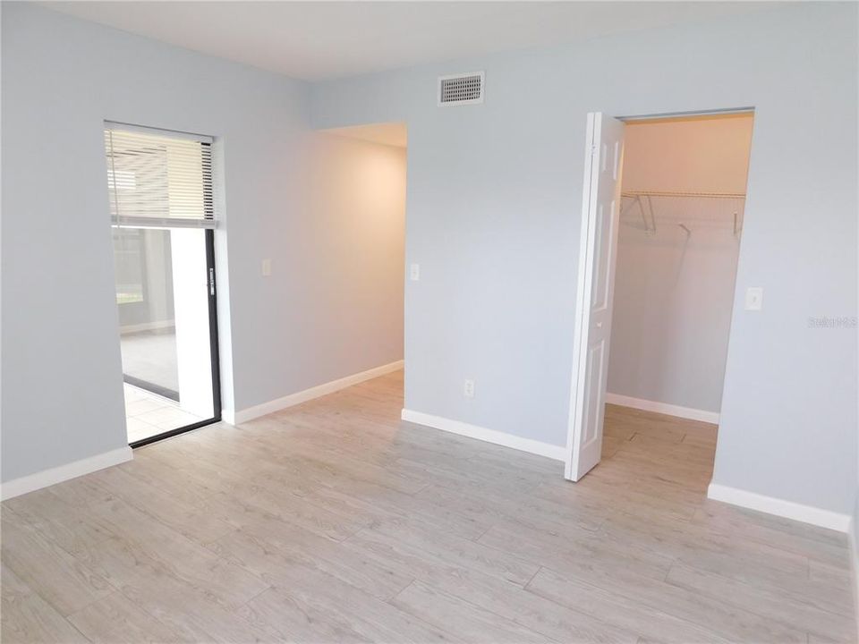 Active With Contract: $1,800 (2 beds, 2 baths, 924 Square Feet)